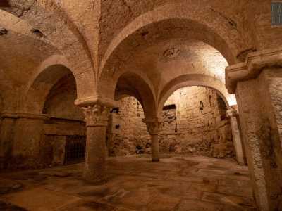 Il primo, ricco di volte a crociera sorrette da pregevoli colonnine e capitelli decorati, conserva una nicchia protetta da una grata dorata, l� dove vennero custodite le reliquie di San Nicola appena giunte da Myra nel 1087